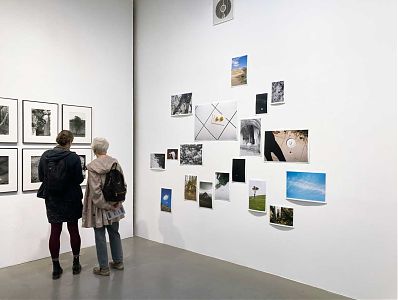 Marcia Breuer, Photographic Workout (Trigger), Ausstellungsansicht „Blick und Sinn“, Künstler*innenhaus Bergedorf, 2026
